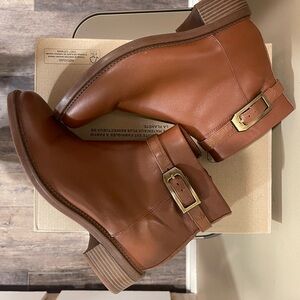 Clarks Women's Ankle Boots Brown leather  with side zipper and buckle